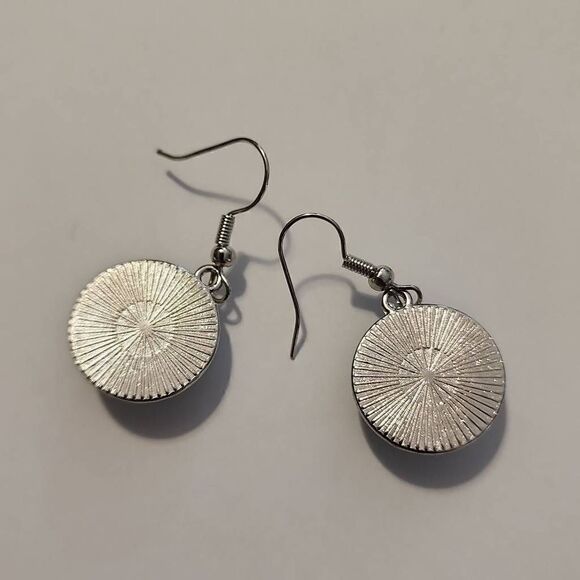 Unbranded Fish Hook Style Eyeball Earrings NWOT - Picture 3 of 3